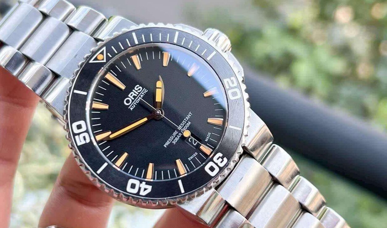 Oris 0173377304159-0782405PEB thiết kế nổi bật với bộ kim cọc dạ quang màu cam sáng bóng thu hút ánh nhìn 